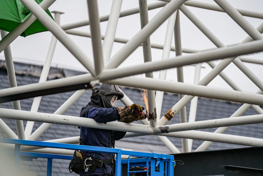 De nieuwe dakconstructie heeft ook een isolerende functie. Paris Proof