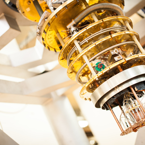 Een van de koelers in het Delftse kwantuminstituut QuTech. In dit geval is de omhulzing verwijderd om de binnenkant te tonen. Helemaal onderaan hangt de kwantumchip, waar de temperatuur maar een paar milligraden boven het absolute nulpunt is.
